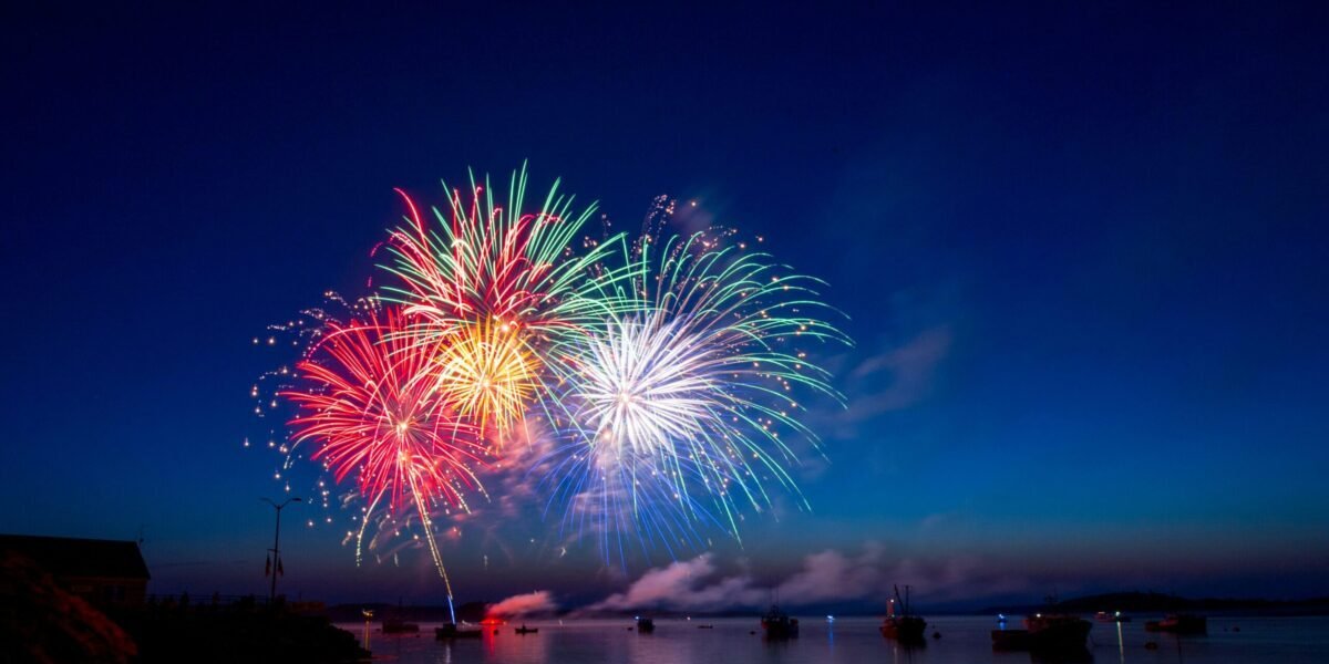 Yeni yıl gecesinde köprü üzerinde patlayan renkli havai fişekler