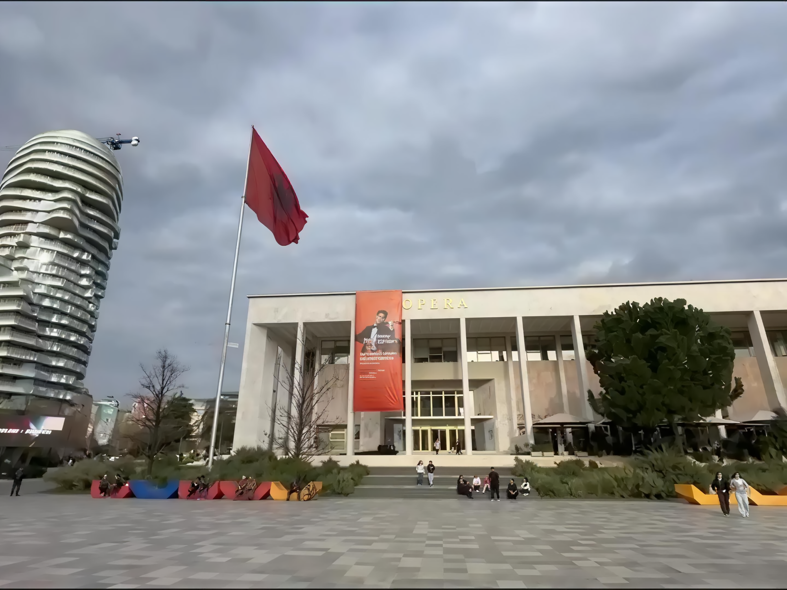 Tiran İskender Bey Meydanı