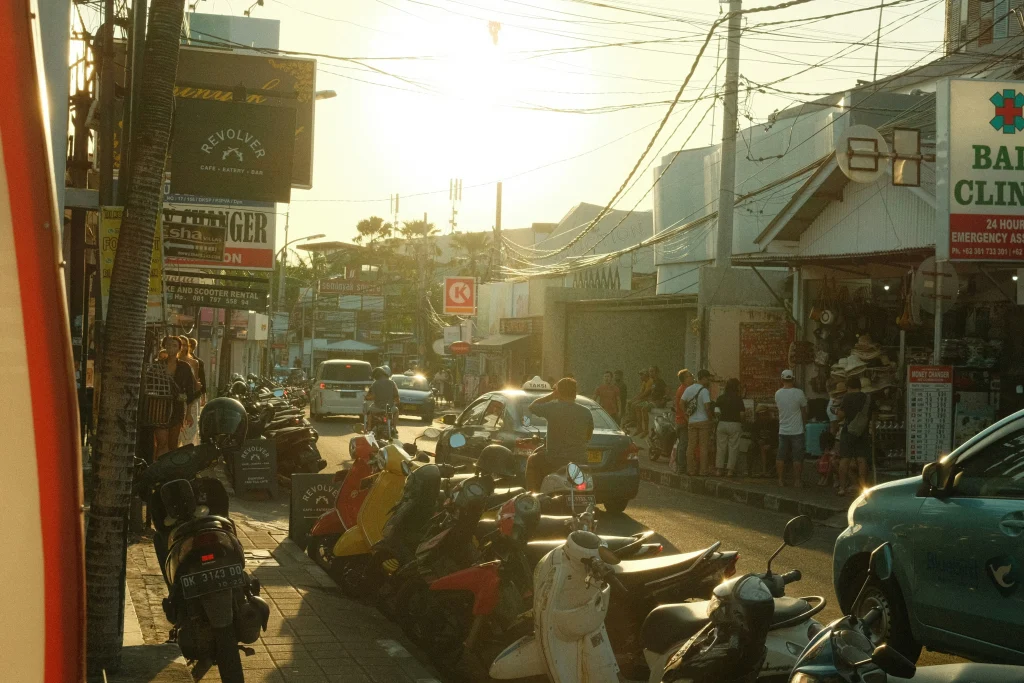 Seminyak'ta konaklama bölgesi caddesi